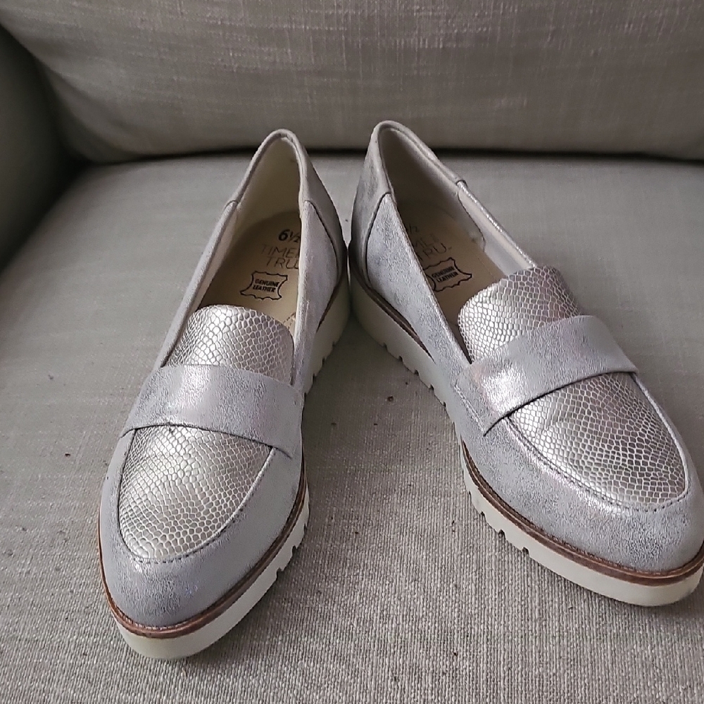 ⚜️Time and Tru Metallic Silver Loafers